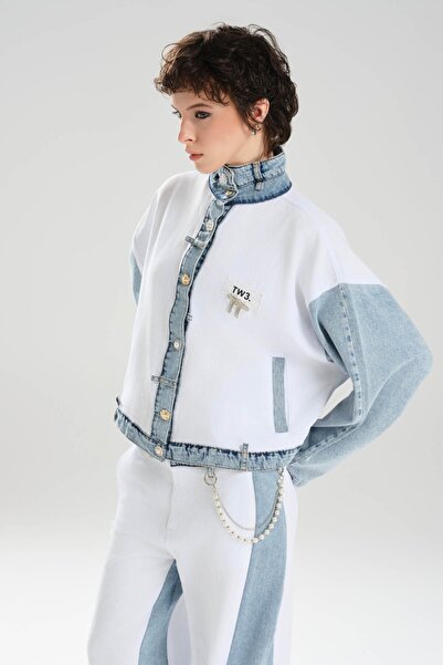 tw3 سترة نسائية بتصميم مزين بأزرار من قماش الدنيم