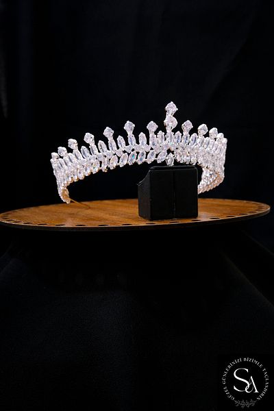 SimgeAksesuar Fashionable and Elegant Bridal Crown with Crystal Stones Made with Zircon Stones