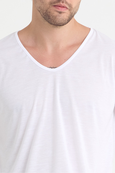 THE ONE Ανδρικό μπλουζάκι με λαιμόκοψη σε σχήμα V από βισκόζη οβάλ κοπής Basic T-Shirt