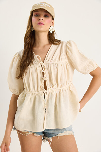 Bianco Lucci Γυναικεία μπλούζα μουσελίνας με κοντό μανίκι με λεπτομέρεια 1024 60283459