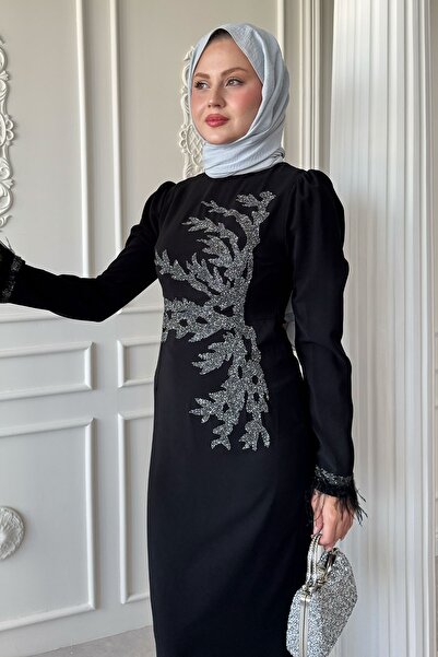 InStyle Чорна вечірня сукня з пір'ям і камінням