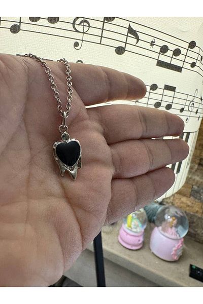 Herşey Nota Scarlet Black Heart Unisex Necklace – the Meeting of Mysterious Elegance and Passion