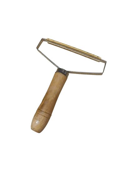 DMR Wooden Handle Carpet Feather Collector