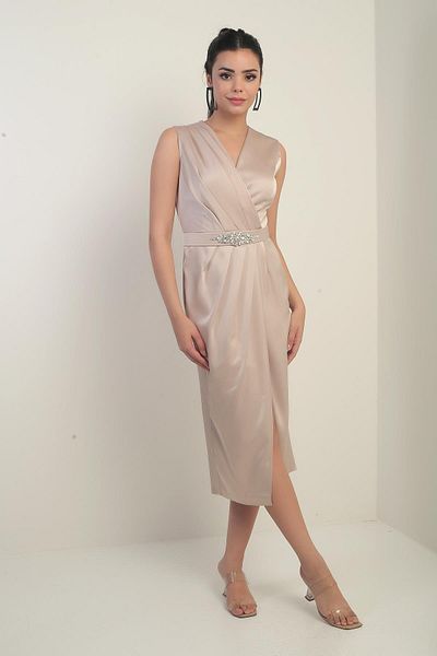 By Saygı Rochie de damă cu guler dublu, pliată în față, cu centură în talie, din satin creponat