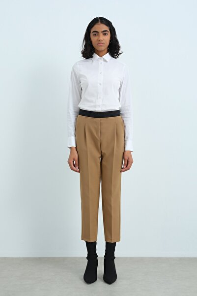 Nihan Beli Lastikli Pili Detaylı Havuç Pantolon Camel