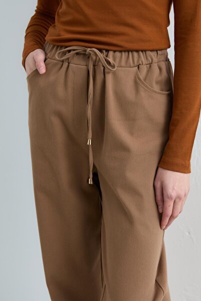 Nihan Beli Bağcıklı Gabardin Havuç Pantolon Vizon