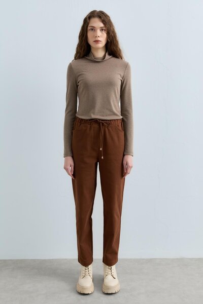 Nihan Beli Bağcıklı Gabardin Havuç Pantolon Kahve