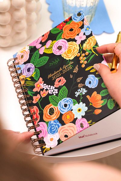 Matt Notebook Академичен дневен ред А5, спирала 15x21 см, 2025-2026 г. - Черни цветя