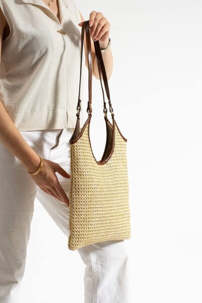 BK Bags & Accessories حقيبة كتف من القش ومحفظة صغيرة بتفاصيل جلدية موديل صيفي