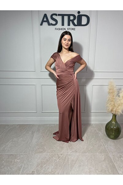 ASTRID FASHION STORE Rochie Asha lungă umeri căzuți falduri în talie și trena laterală