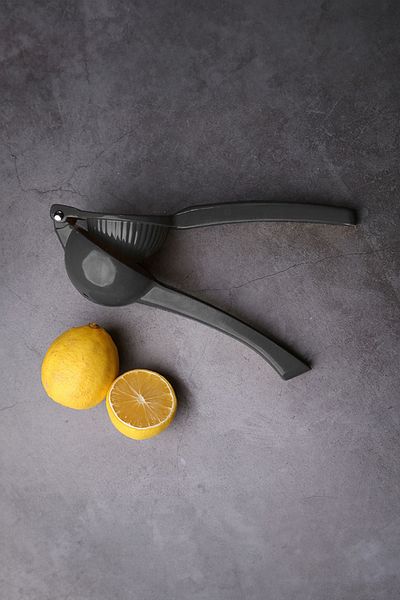 Vadi Metal Lemon Squeezer - Practical Citrus Press for Hand Use with Ergonomic Handle