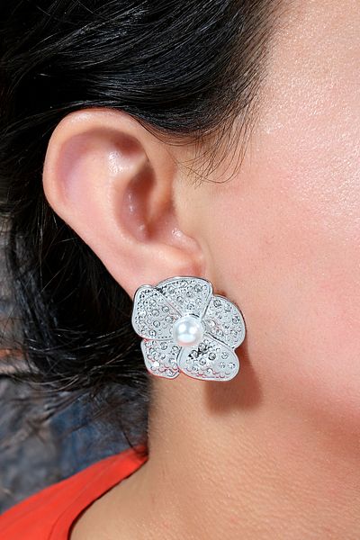 ÖZÜM TAKI Women's Flower Model Pearl Earrings Silver Color