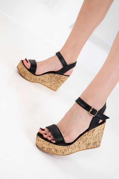 SOHO Schwarze Damenschuhe mit Keilabsatz 20738