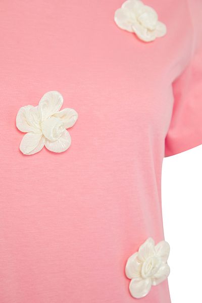 Trendyol Curve Różowy kwiatowy dodatek szczegółowy regularny krój plus rozmiar T-shirt TBBSS25BF00065