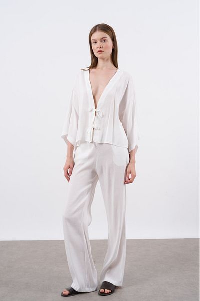 Trendyol Collection Weiße Bluse und Hose zum Binden, gewebter Boden – Oberteil-Set TWOSS25AU00124