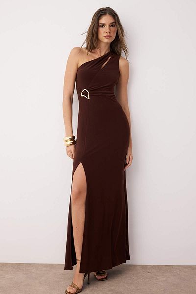 Trendyol Collection Braunes, figurbetontes, detailliertes, gestricktes, langes, stilvolles Abendkleid für den Abschlussball, TPRSS25AE00016