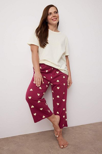 Trendyol Curve Plum Heart Pattern Capri Knitted Pajamas Set Tbbss25Ai00002