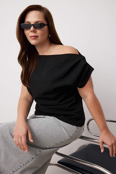 Trendyol Curve Schwarze, aus Krepp gestrickte Bluse in Übergröße TBBSS25AF00119