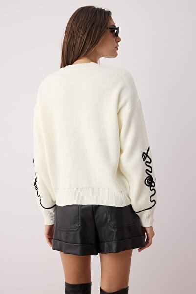 Trendyol Collection Πλεκτό πουλόβερ Ecru Oversize/Wide Fit με κεντημένο μανίκι TWOAW26KZ00037