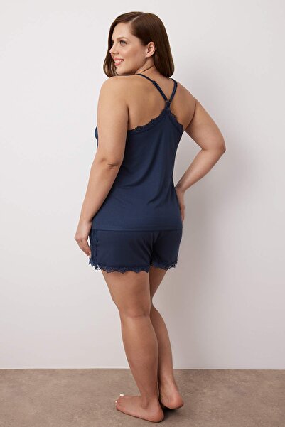 Trendyol Curve Marineblaues, mit Trägern gestricktes Pyjama-Set mit Spitzenbesatz TBBSS23AI00016