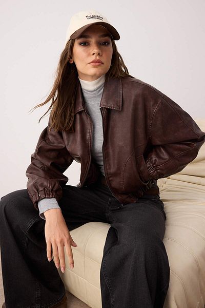 Trendyol Collection Кафяво тънко яке тип бомбър от изкуствена кожа с голям размер TWOAW26MO00047