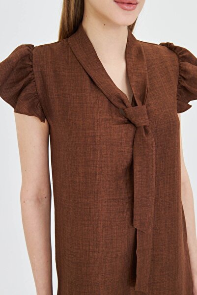 armonika Γυναικείο φόρεμα με λαιμόκοψη σε καφέ V με βολάν μανίκια με λεπτομέρεια γραβάτα ARM-25Y 001022