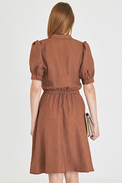 armonika Γυναικείο φόρεμα με κοντό μανίκι με λαιμόκοψη V με λαιμόκοψη σε καφέ χρώμα ARM-25Y001001