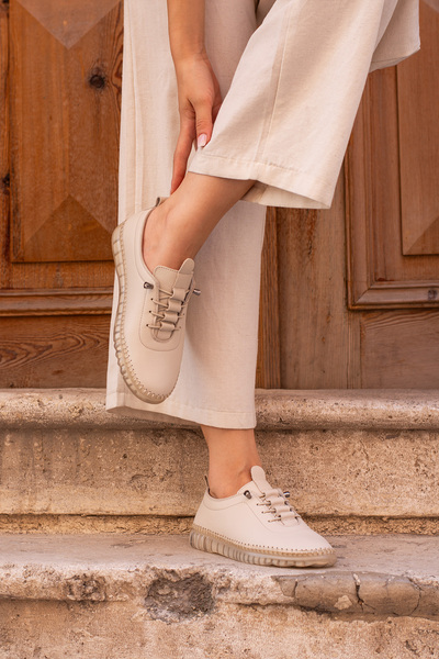 LUXEON Kadın Krem Hakiki Deri Lastik Bağcıklı Tam Ortopedik Şeffaf Taban Sneaker Şık Günlük Klasik Ayakkabı