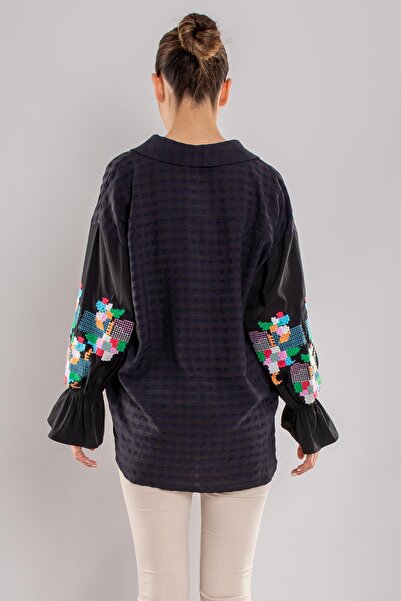 AYHAN 50727 Блуза з еластичними манжетами та вишитим декором на ґудзиках