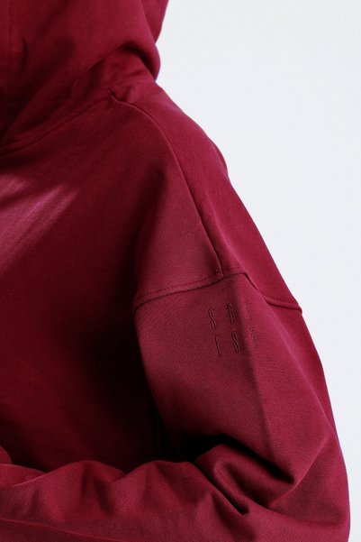 Sofist İstanbul سترة بقلنسوة بسحاب للنساء من Burgundy Essentials Fit مصنوعة من القطن بنسبة 100% مع جيب كنغر بسحاب منخفض الكتف