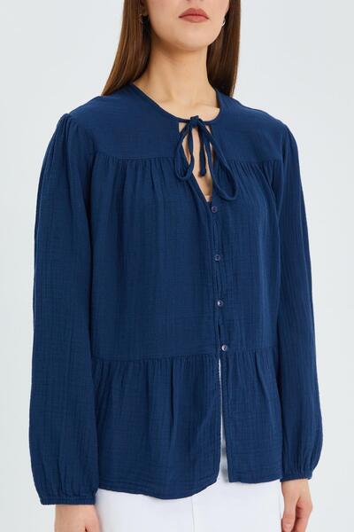 Mixray 4563 Жіноча сорочка з коміром на зав'язках, еластичними рукавами та широким низом, темно-синя