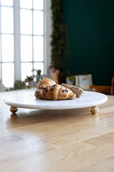 Akayev Marble 25 Cm White Round Presentation Plate with Gold Bead Legs