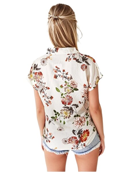 Cassime Жіноча сорочка з короткими рукавами, з червоними квітами, білими ґудзиками та розривом
