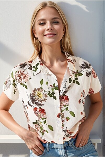 Cassime Жіноча сорочка з короткими рукавами, з червоними квітами, білими ґудзиками та розривом