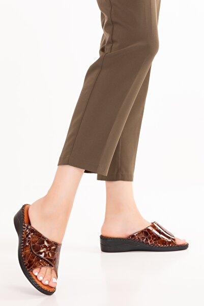 Gondol Kadın Hakiki Deri Ortopedik Tabanlı Klasik Terlik Yprk.825 Kahve Croco