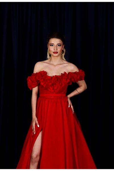 Megi Gelinlik Romantik çiçek detayları ve cesur yırtmaç tasarımlı Abiye