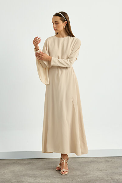 Birgül Bektaş Μπεζ φόρεμα με λεπτομέρεια μανδύα