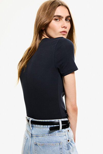 H&M Bedene Oturan Tişört