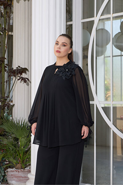 QUİZAS فستان Quizas ذو ثنيات أمامية متوسطة وياقة من الأورجانزا مزين بالزهور م...