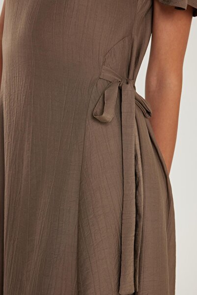 Tudors Kadın Standart Fit Yandan Fiyonk Bağlama Detaylı Kısa Kollu Bisiklet Yaka Füme Midi Boy Elbise