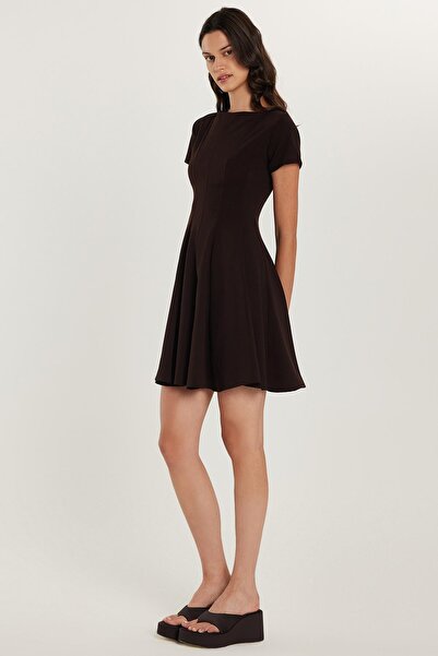 Tudors Kadın Regular Fit Klasik Kesim Bisiklet Yaka Pileli Mini Kahverengi Elbise