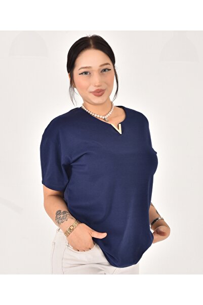 Pollux تي شيرت نسائي أساسي مزين بتفاصيل على شكل حرف V