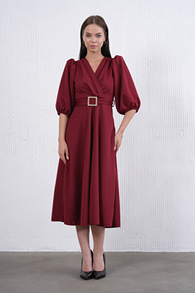 barış sülün lovebox Kadın Esnek Bordo Kumaş Kruvaze Yaka Taşlı Kemer Tasarımlı Midi Abiye Elbise 3602