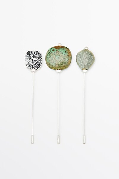 Massimo Dutti Dokulu seramik parçalı ve madalyonlu broş