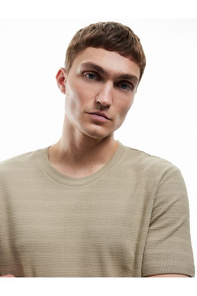 Koton Μπλουζάκι με κοντό μανίκι με υφή Crew Neck, βαμβακερό λεπτή εφαρμογή