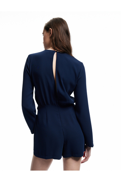 Koton Krep Kumaş Bisiklet Yaka Metal Aksesuarlı Uzun Kollu Mini Elbise