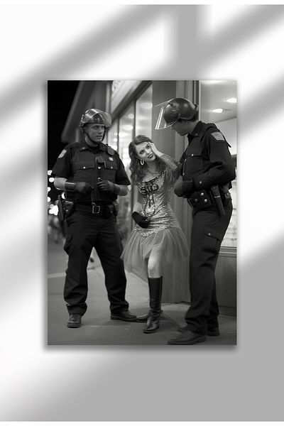 21mxm Vintage Photography Poster, Feminist Street Style, Black & White Canvas, Rebel Muse 2025