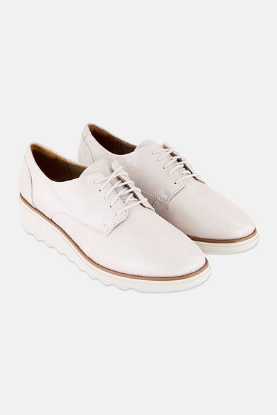 CLARKS حذاء كاجوال نسائي برباط، فضي/معدني