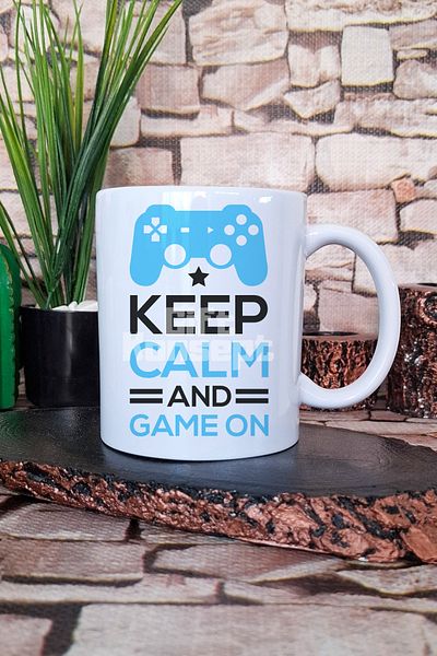 giftkonsept "Keep Calm and Game On" Classic Gamer Motto Gift Printed Tea Coffee Presentation Mug Cup