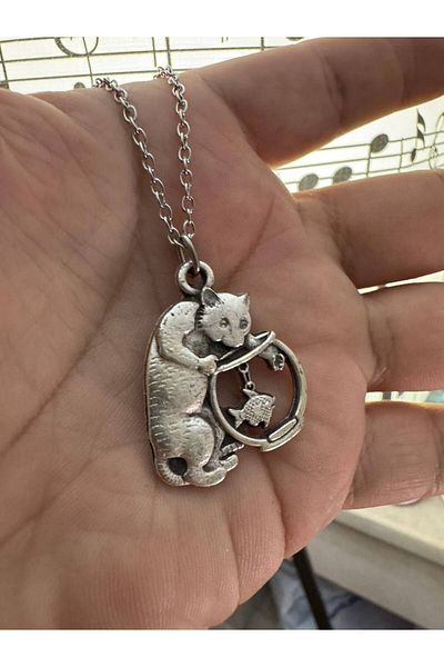 Herşey Nota Unisex Necklace with Cat Catching Fish Figure – Cheerful and Dynamic Design